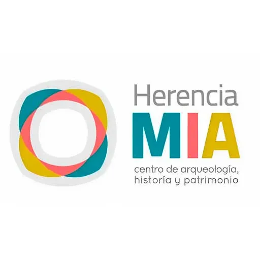 Logotipo de Herencia MIA, centro de arqueología, historia y patrimonio, con un anillo de pétalos en turquesa, rosa y mostaza.