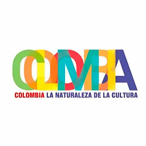 Logotipo «Colombia: la naturaleza de la cultura» con letras translúcidas superpuestas en verde, naranja, rojo y azul.